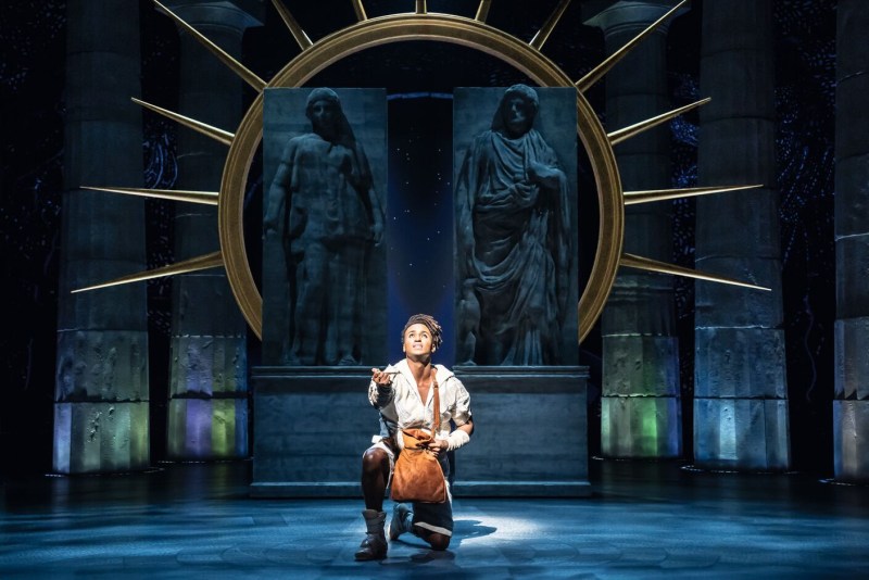 Rezension Musical Hercules: Hercules und Götterstatuen