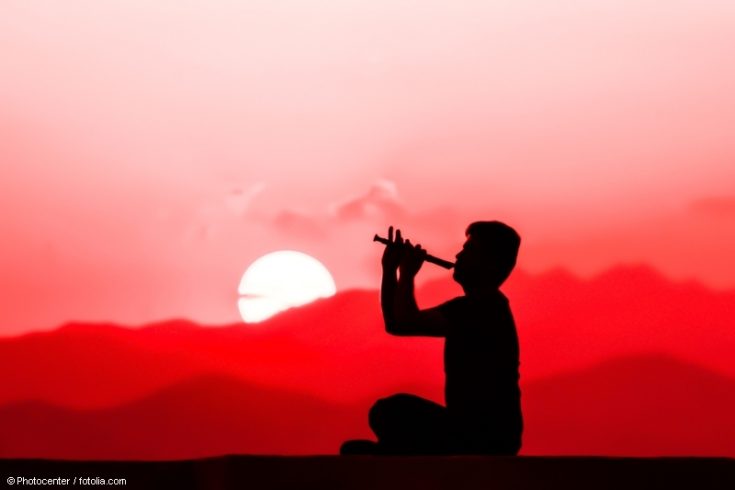 Meditativ musizieren: Flötenspieler vor Sonnenuntergang