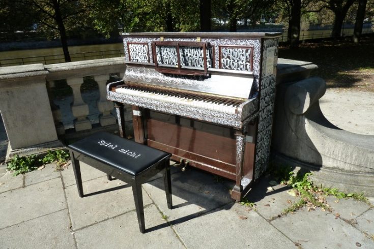 Schön gestaltetes Straßenklavier bei Play Me I'm Yours